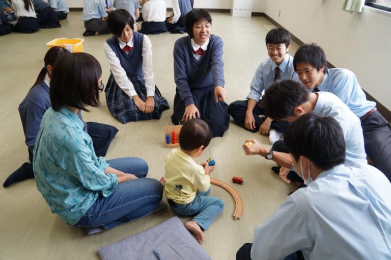 高３・総合学習「赤ちゃんが橘にやって来た」