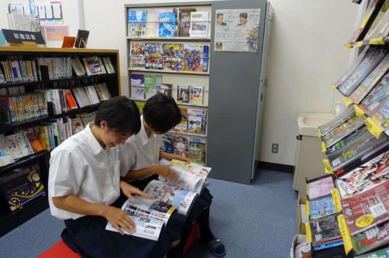 昼休みの図書館