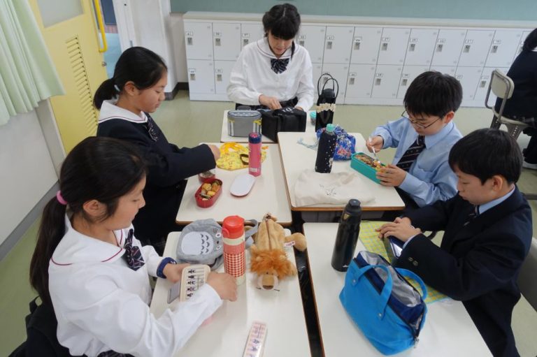 中１・仲良くお弁当