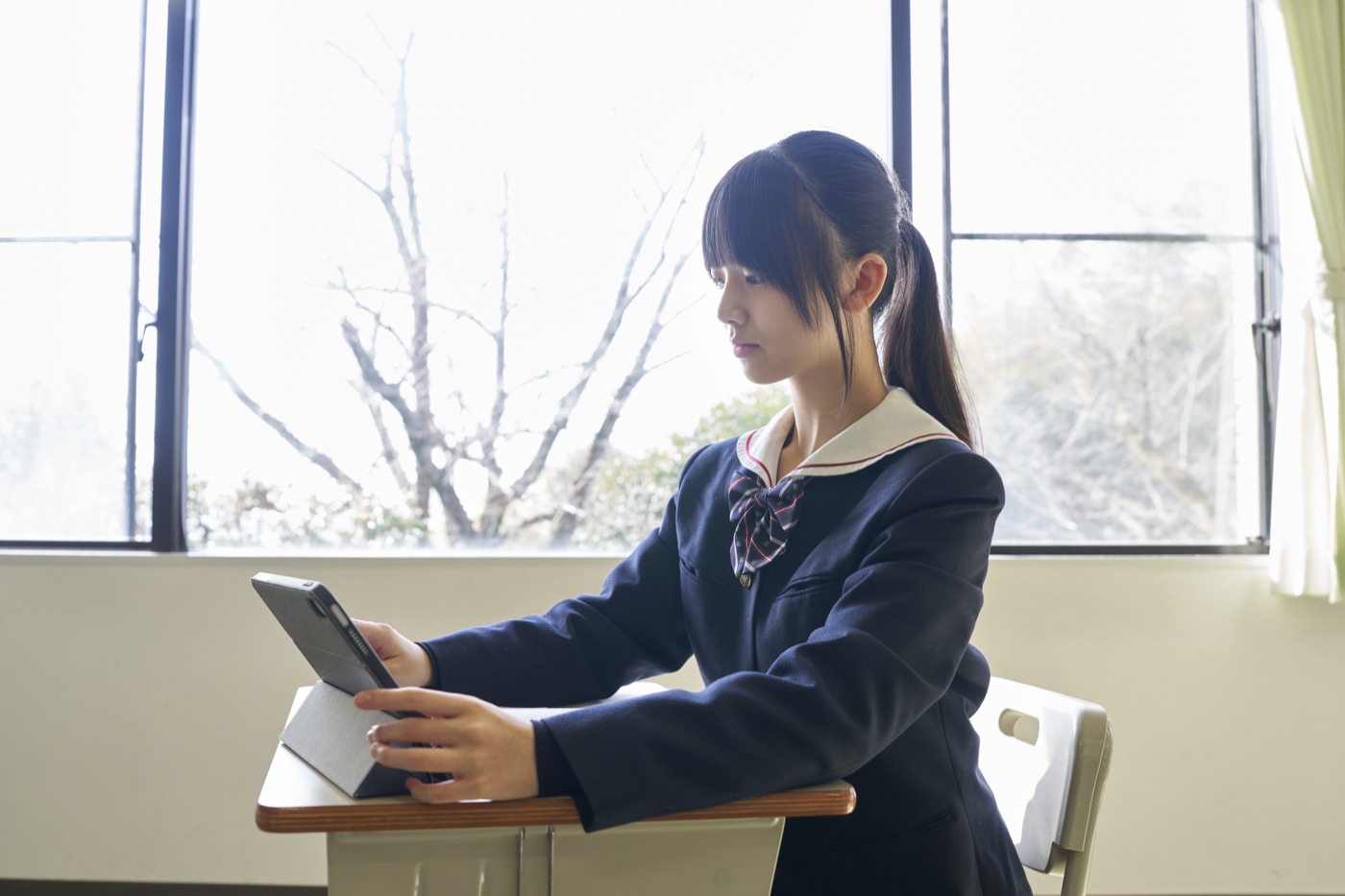 タブレットで自習に取り組む生徒