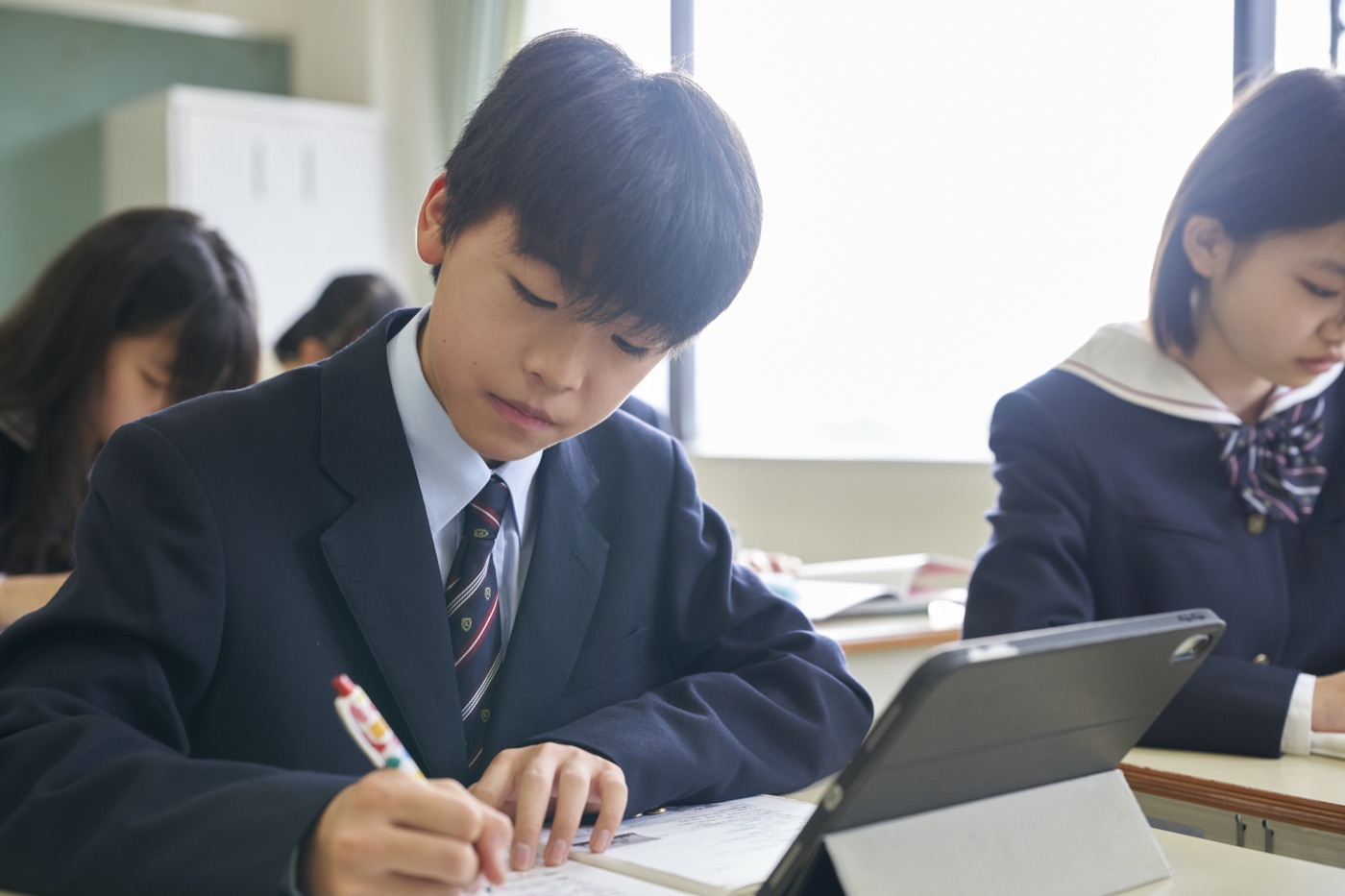 真剣にテストに取り組む生徒